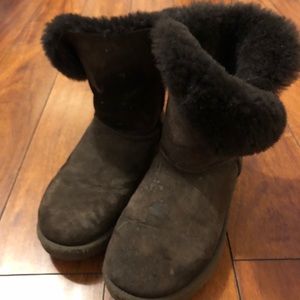 Brown short uggs